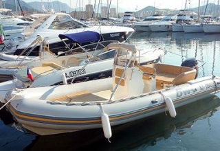  Semi rígido en agua